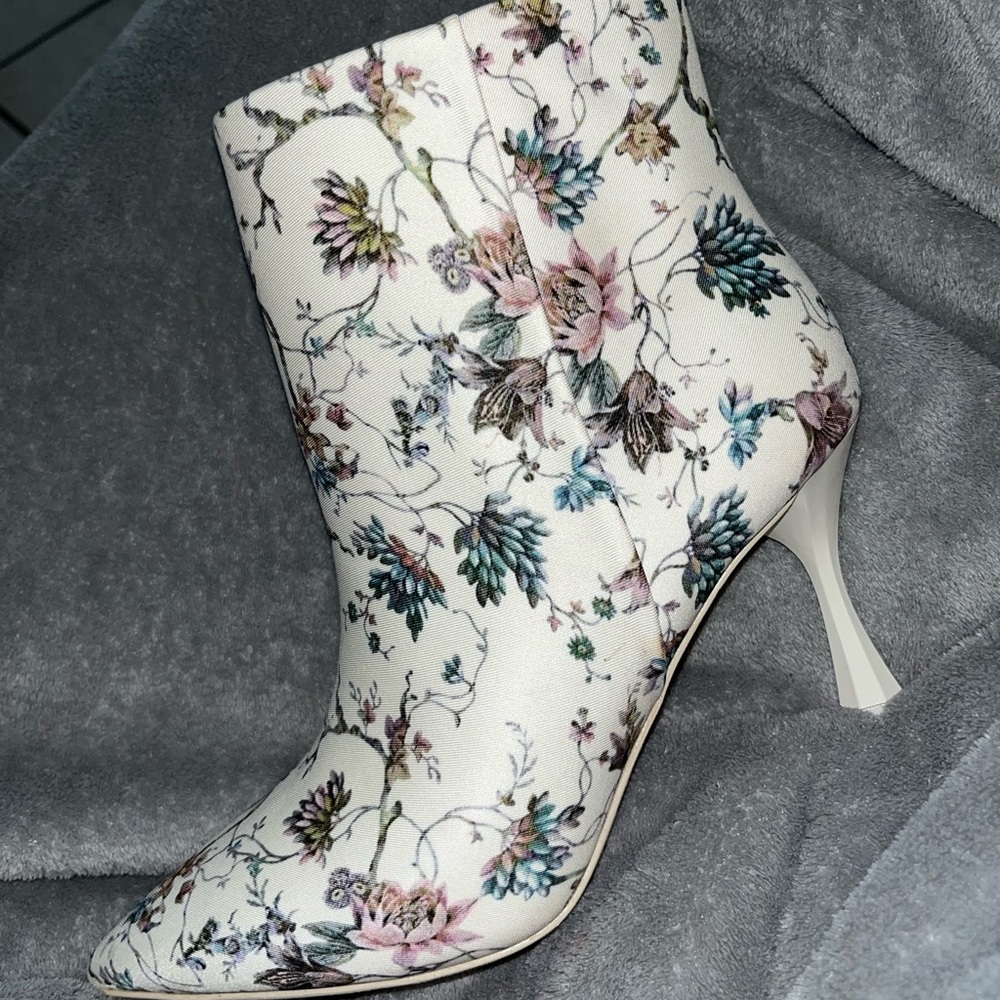Size 8 Nicola Bathie x Antonio Melani booties